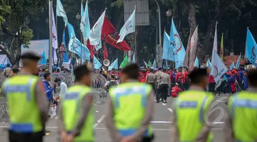 Ratusan petugas kepolisian berjaga di depan Istana Merdeka, Jakarta, Jumat (1/5/2015). Penjagaan dilakukan untuk mengantisipasi aksi buruh saat perayaan hari Buruh Internasional (May Day). (Liputan6.com/Faizal Fanani)