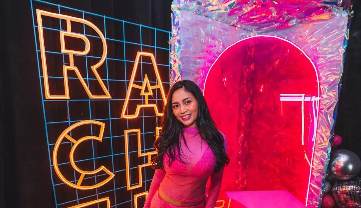 Set bikini tersebut dilapisi dengan turtleneck dress warna pink sebagai luaran. [@rachelvennya/eri.carl]