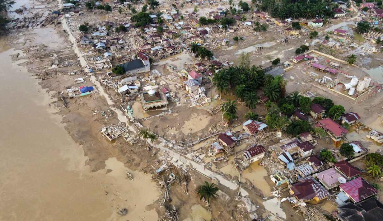 Foto udara yang diambil menggunakan drone ini menunjukkan wilayah yang terdampak banjir bandang di Aceh Tamiang, Pulau Sumatra, Kamis 4 Desember 2025. Kabupaten Aceh Tamiang adalah salah satu wilayah yang mengalami dampak paling parah setelah dihantam banjir bandang dan longsor pada Rabu (26/11/2025) lalu. (AP Photo/Binsar Bakkara)