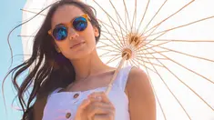 Mengenakan pakaian serba putih, dirinya tetap terlihat memesona tanpa balutan makeup. Di bawah teriknya sinar matahari, wajah polos tanpa makeup makin jelas terlihat. (Liputan.com/IG/@pevpearce)