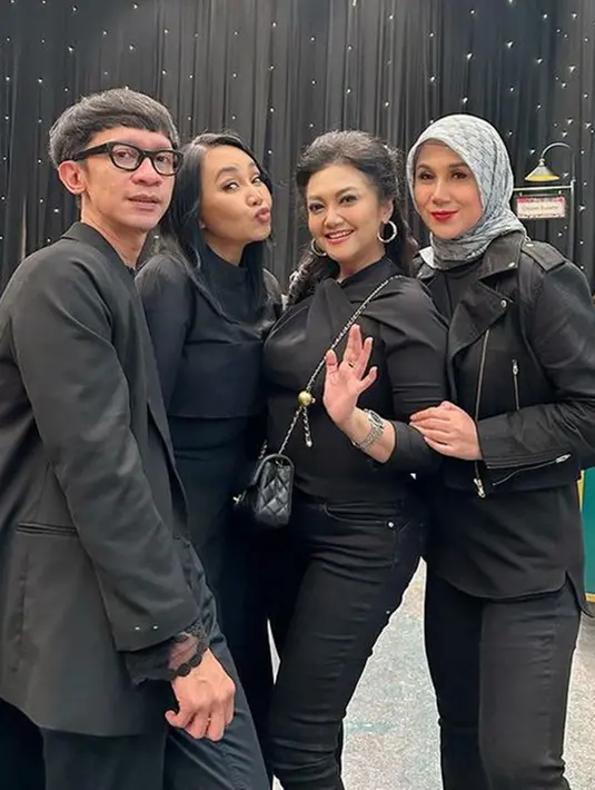 Bisa dibilang ulang tahun Kellen juga sekaligus momen berkumpulnya para seleb kawan-kawan Krisdayanti. Terpantau hadir, Aming, Marini Zumarnis, dan Bella Saphira. Mereka kompak mengenakan busana hitam sesuai dengan tema ulang tahun. (Liputan6.com/IG/@marinizumarnisreal)