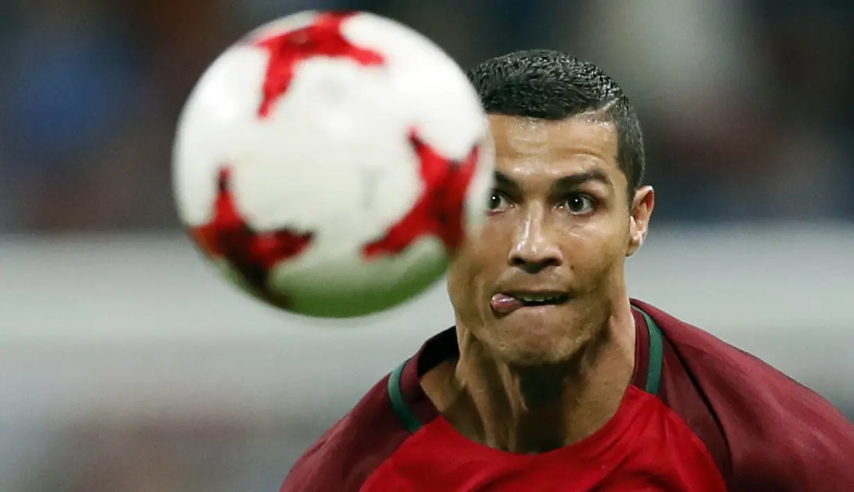 Bintang Portugal, Cristiano Ronaldo, berusaha mengontrol bola saat melawan Cile pada laga semifinal Piala Konfederasi di Stadion Kazan Arena, Rusia, Rabu (28/6/2017). (EPA/Yuri Kochetkov)
