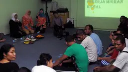Menteri Sosial Khofifah Indar Parawansa menemui TKI bermasalah di Rumah Perlindungan Trauma Center (RPTC), Jakarta, Jumat (26/12/14). Tampak, Mensos Khofifah Indar Parawansa (berkerudung putih) bersama para TKI di RPTC. (Liputan6.com/Herman Zakharia)