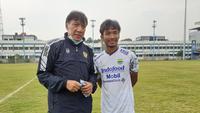 Legenda Persib Bandung, Robby Darwis, berfoto bersama pemain muda Maung Bandung yang memiliki kemiripan nama dengannya, Robi Darwis. (Bola.com/Erwin Snaz)