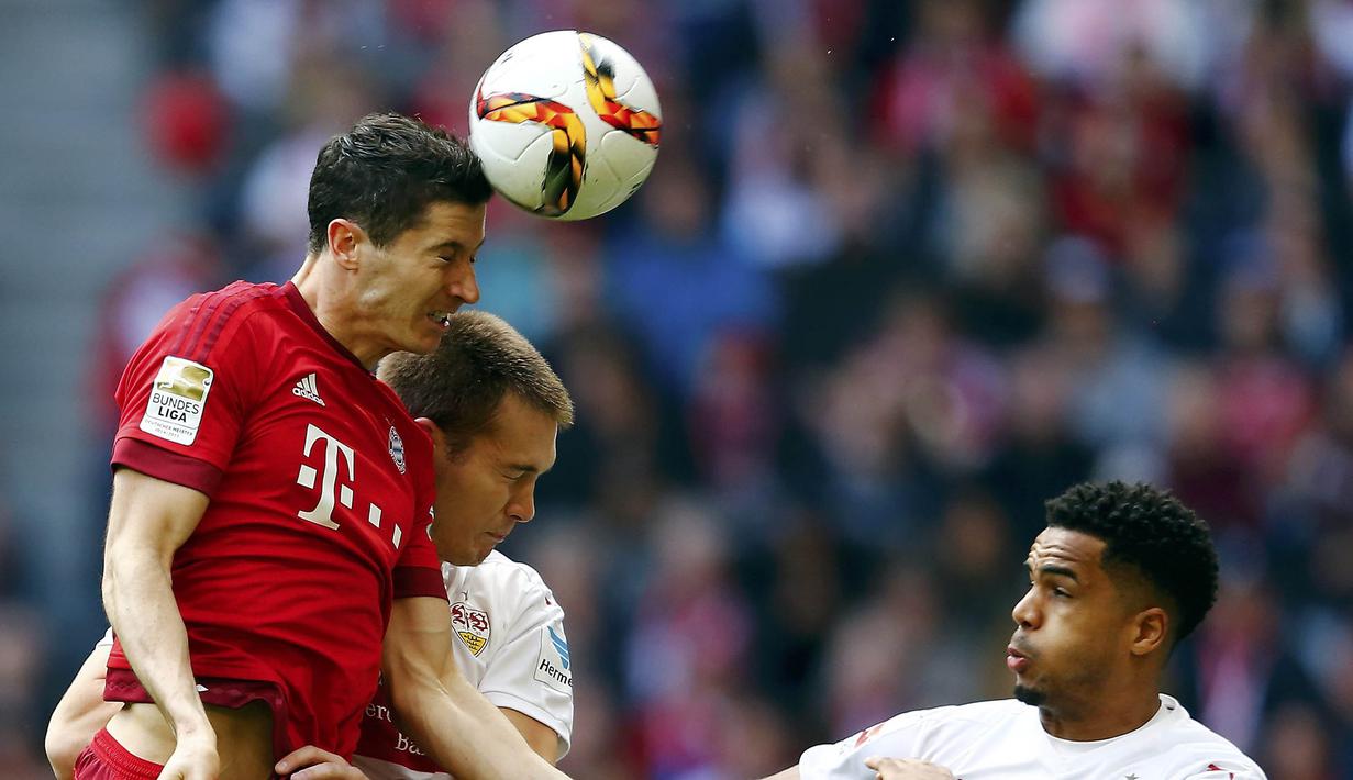 Striker Bayern Munchen, Robert Lewandowski duel udara dengan pemain Stuttgart, Toni Sunjic pada laga Bundesliga di Stadion Allianz Arena, Jerman, Sabtu (7/11/2015). (Reuters/Michael Dalder)