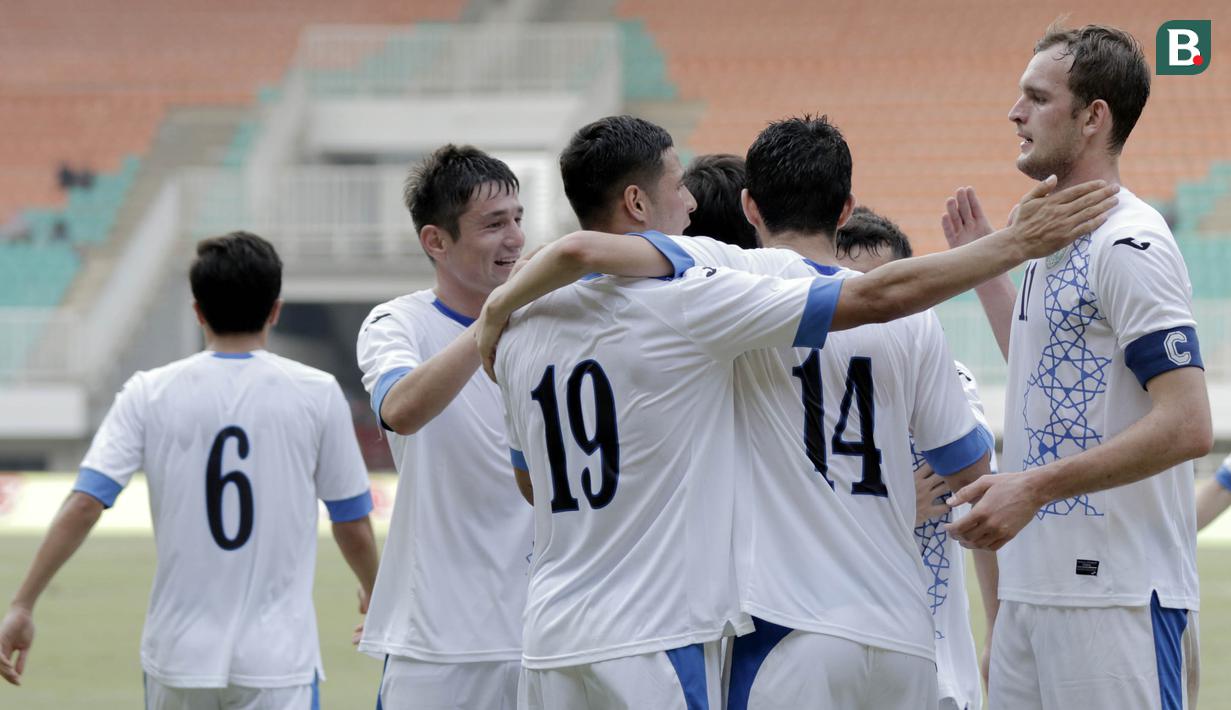 Pemain Uzbekistan merayakan gol yang dicetak oleh Amonov Azizbek ke gawang Bahrain pada laga PSSI Anniversary Cup 2018 di Stadion Pakansari, Senin (30/4/2018). Babak pertama  Uzbekistan 1-1 dengan Bahrain. (Bola.com/M Iqbal Ichsan)