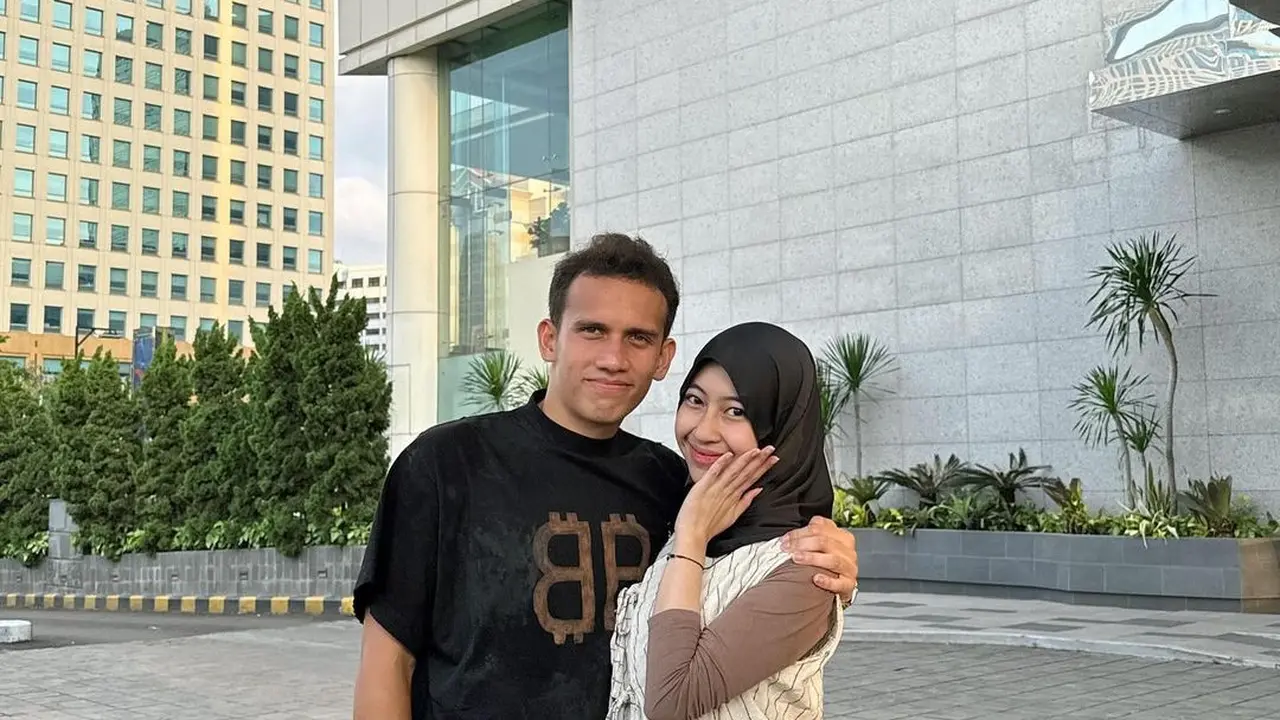 5 Potret Egy Maulana Rayakan Lebaran Pertama Kali Bareng Istri, Tampil Serasi dan Romantis