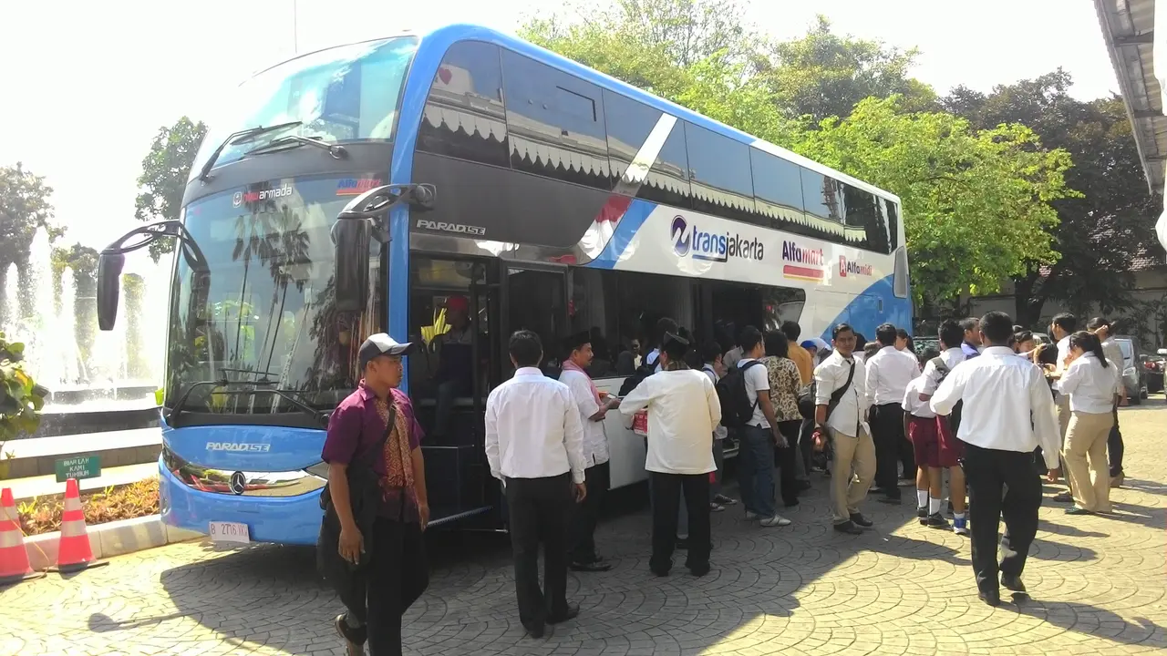 Ahok Terima Bus Sumbangan untuk Warga Keliling Jakarta