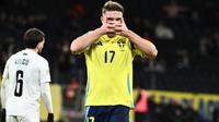Pemain depan Swedia bernomor punggung 17, Viktor Gyokeres, merayakan golnya selama pertandingan Grup C1&nbsp;UEFA Nations League&nbsp;antara Swedia dan Azerbaijan di Strawberry Arena di Solna, sebelah utara Stockholm, Swedia, pada tanggal 19 November 2024. (Claudio BRESCIANI/TT NEWS AGENCY/AFP)
