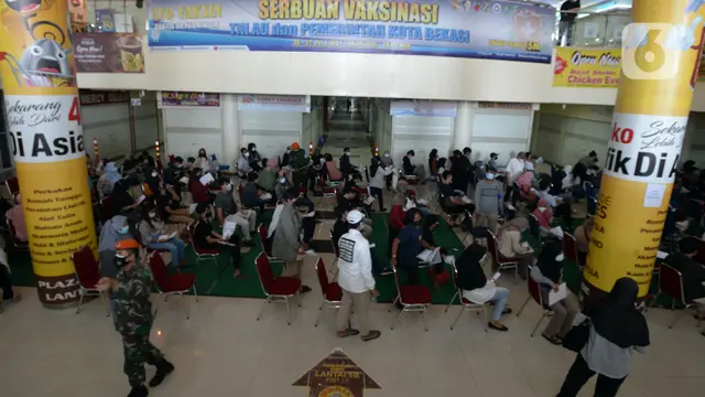 FOTO: Warga Bekasi Jalani Vaksinasi COVID-19 di Plaza Pondok Gede
