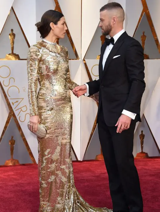 Penyanyi tampan bersuara emas ini mengunggah  kompilasi video di akun Instagramnya. Terlihat ia sedang berada di sebuah studio dan melantunkan lagu ‘A Song for You’ di samping rekannya yang bermain piano. (AFP/Valerie Macon)