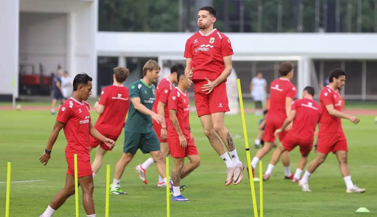 Para pemain Timnas Indonesia menggelar sesi latihan resmi jelang melawan Saint Kitts and Nevis pada laga perdana FIFA Series 2026 di Stadion Madya, Kompleks Gelora Bung Karno, Jakarta, Kamis (26/3/2026). (Bola.com/M Iqbal Ichsan)
