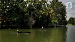 Warga bermain kano di Setu Tujuh Muara, Pamulang, Tangerang Selatan, Banten, Kamis (3/3/20222). Dengan harga sewa per perahu Rp 30 - Rp 50 ribu, pengunung dapat berkeliling pulau yang berada di Setu Tujuh Muara. (merdeka.com/Arie Basuki)