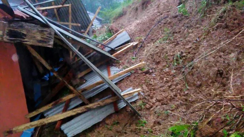 Longsor menimpa rumah warga di Desa Tlaga Kecamatan Gumelar, Banyumas. (Foto: Liputan6.com/ TRC BPBD Banyumas/Muhamad Ridlo)