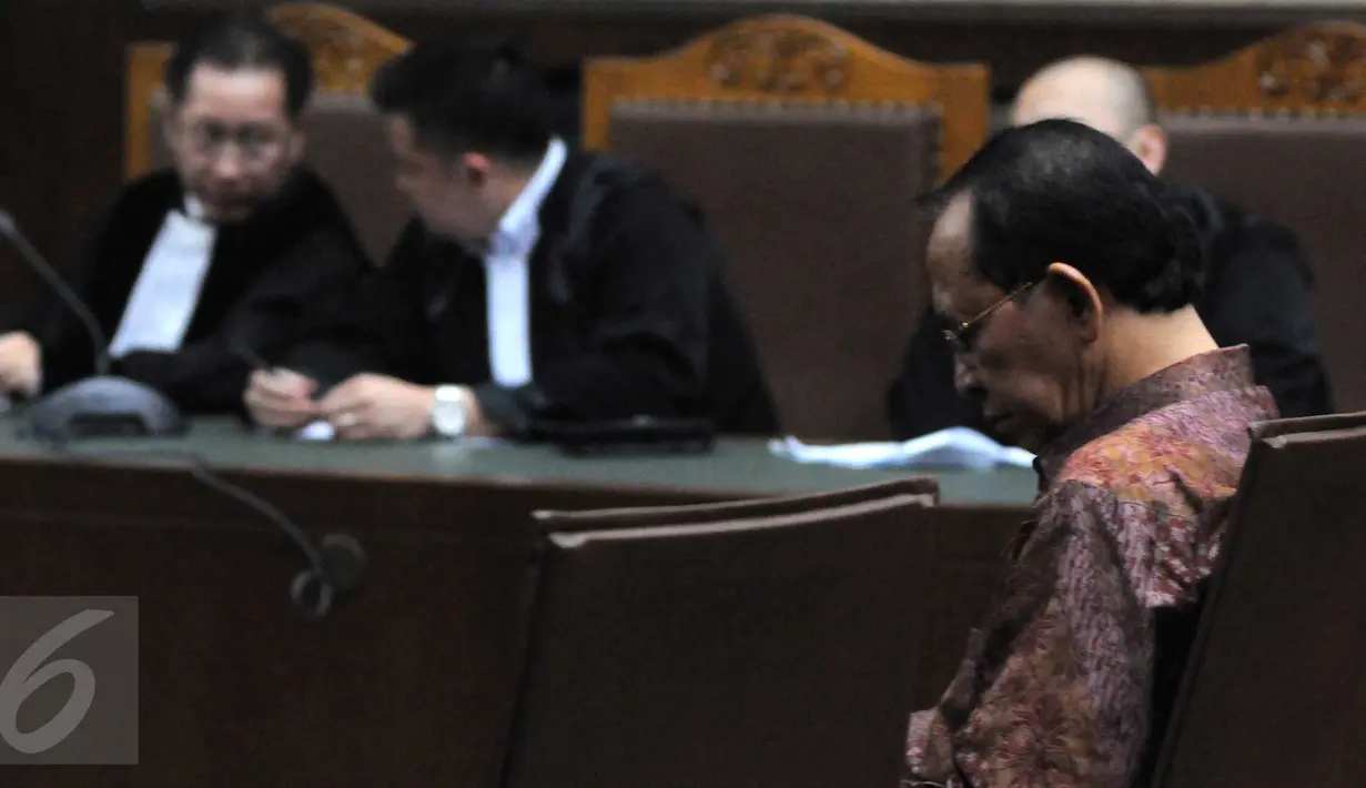 Suryadharma Ali (SDA) saat menjalani sidang vonis di Pengadilan Tipikor, Jakarta, senin (11/1/2016). SDA divonis 6 tahun penjara dan denda Rp.300 juta subsider 3 bulan kurungan dan membayar uang pengganti sebesar Rp.1,8 M. (Liputan6.com/Helmi Afandi)