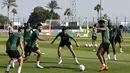 Para pemain Arab Saudi mengambil bagian dalam sesi latihan di Situs Pelatihan Sealine di Sealine, selatan Doha (21/11/2022). Arab Saudi akan bertanding melawan Argentina pada grup C Piala Dunia 2022 Qatar. (AFP/Khaled Desouki)
