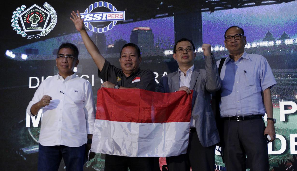 Calon ketua umum PSSI foto bersama usai diskusi di Wisma Kemenpora, Jakarta, Rabu (30/10/2019). Diskusi tersebut mengangkat tema "Mencari Ketua PSSI Ideal". (Bola.com/M Iqbal Ichsan)