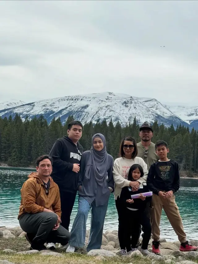 Cindy Fatikasari dan keluarga di Kanada (Instagram/cindyfatikasari18)