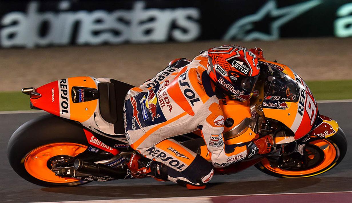 Pebalap Repsol Honda, Marc Marquez, mengikuti latihan bebas hari ke-2 GP Qatar di Sirkuit Losail, Doha, Sabtu (19/3/2016) dini hari WIB. Pada sesi ini, pria Italia itu berada pada peringkat ke-2 dengan waktu 1 menit 55,401 detik. (EPA/STR)