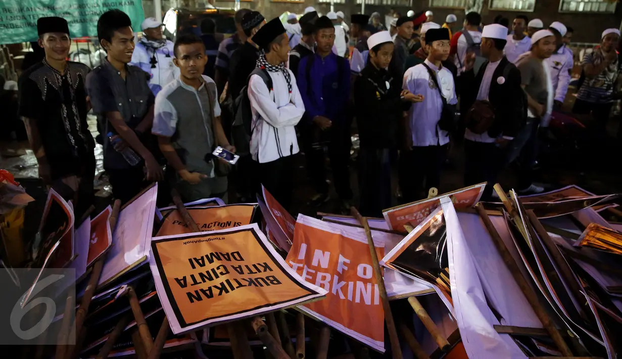 Sejumlah poster aksi damai menumpuk di luar masjid sebelum mereka menjalankan salat Subuh di Masjid Istiqlal, Jakarta, Jumat (4/10). Mereka rencananya akan bergabung dengan sejumlah Ormas Islam untuk melakukan unjuk rasa. (Liputan6.com/Johan Tallo)