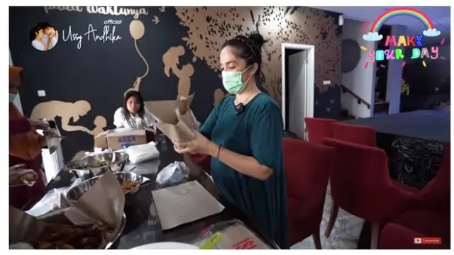 Tutup Restoran, Ini 7 Potret Ussy dan Andhika Bagikan Nasi Bungkus dan Hand Sanitizer