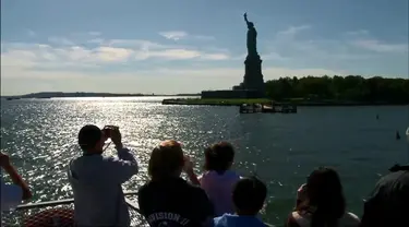 Sekelumit suasana wisata ke Patung Liberty dan Pulau Ellis di kota New York.