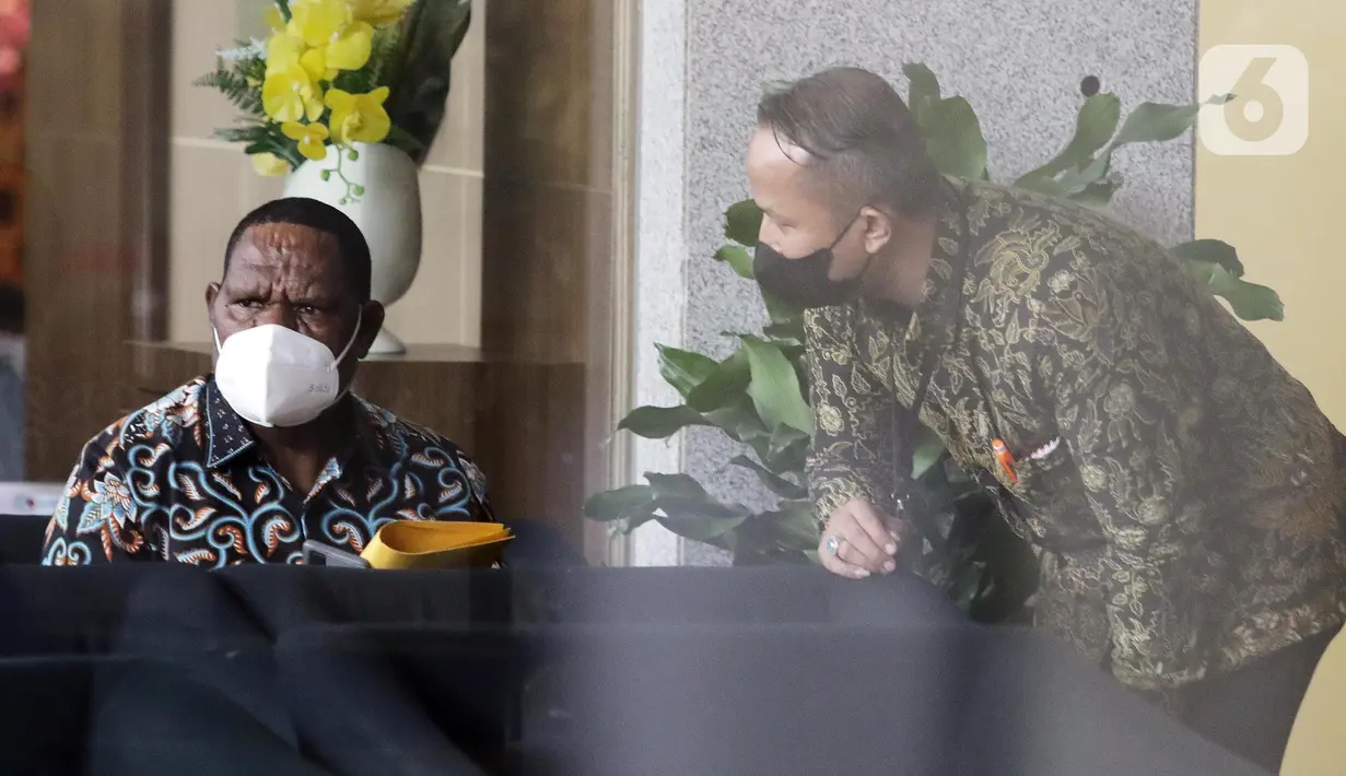 Wakil Bupati Mamberamo Tengah Yonas Kenelak (kiri) usai menjalani pemeriksaan di Gedung KPK, Jakarta, Rabu (3/8/2022). KPK memeriksa Wakil Bupati Mamberamo Tengah Yonas Kenelak dalam rangka mengumpulkan dan memperkuat alat bukti terkait kasus dugaan suap dan gratifikasi dengan tersangka Ricky Ham Pagawak selaku Bupati Mamberamo Tengah. (Liputan6.com/Helmi Fithriansyah)