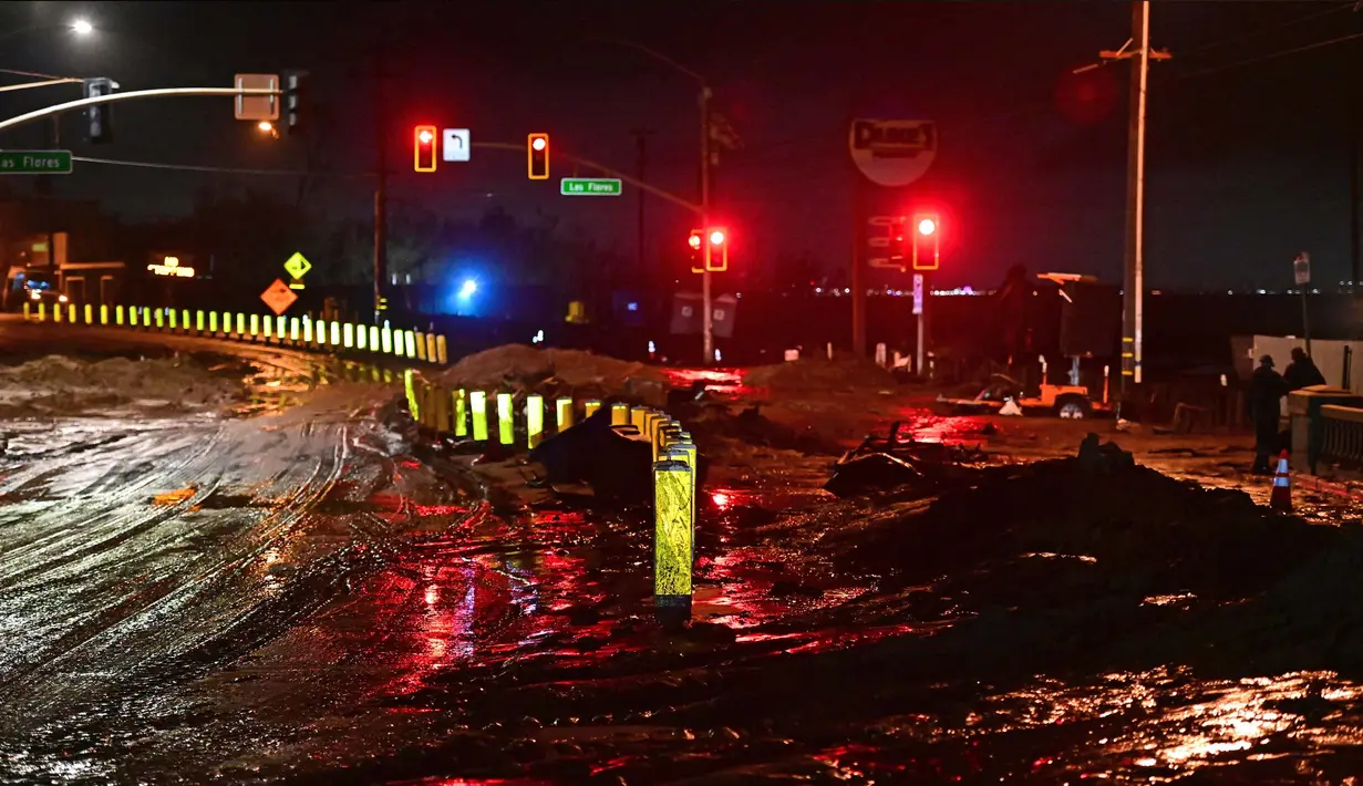 Badan Cuaca Nasional (NWS) Amerika Serikat telah mengeluarkan peringatan banjir di Kawasan Malibu dan Pacific Palisades. (AGUSTIN PAULLIER/AFP)