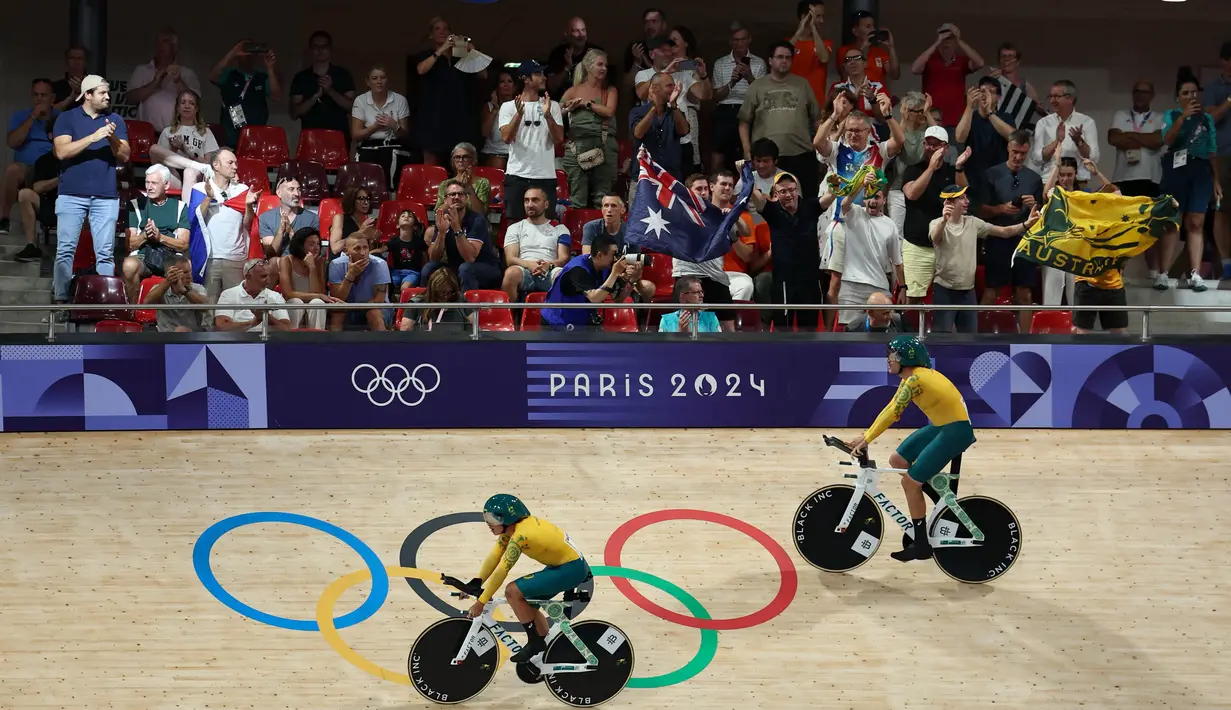 Para pebalap Australia Oliver Bleddyn, Sam Welsford, Conor Leahy, dan Kelland O'brien merayakan kemenangan sekaligus memecahkan rekor dunia dalam nomor tim balap sepeda trek putra babak pertama di Olimpiade Paris 2024 di Velodrome Nasional Saint-Quentin-en-Yvelines, Montigny-le-Bretonneux, sebelah barat daya Paris, pada tanggal 6 Agustus 2024. (Thomas SAMSON / AFP)