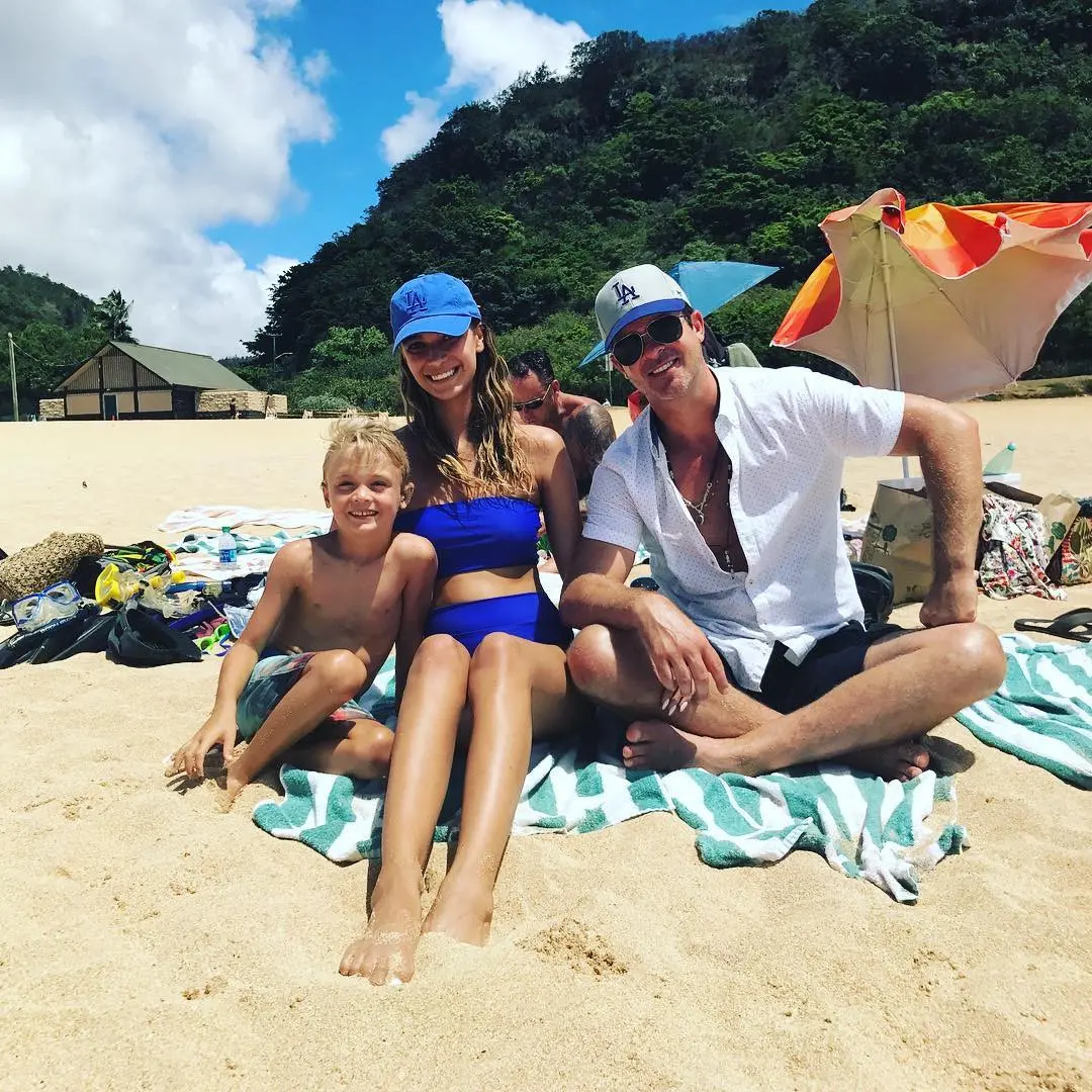 Robin Thicke bersama kekasih dan anak. (Instagram @robinthicke)