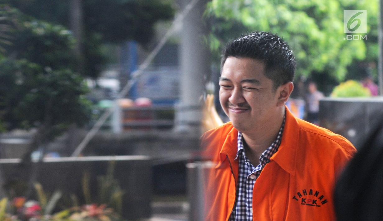 Wali Kota Kendari Adriatma Dwi Putra saat tiba di Gedung KPK, Jakarta, Senin (19/3). Adriatma menjalani pemeriksaan sebagai tersangka terkait suap proyek pengadaan barang dan jasa Pemkot Kendari tahun 2017-2018. (Merdeka.com/Dwi Narwoko)