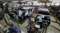 Proses perakitan Toyota Yaris Cross Hybrid dan model lainnya di Karawang Plant 2 TMMIN, Kawasan Industri KIIC, Karawang, Jawa Barat. (Septian/Liputan6.com)