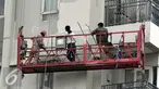 Pekerja melakukan pengecetan apartemen di kawasan Permata Hijau, Jakarta, Kamis (25/6/2015).  Tingginya angka kecelakaan kerja di ketinggian lebih disebabkan minimnya perlengkapan Keselamatan dan Kesehatan Kerja (K3). (Liputan6.com/Johan Tallo)
