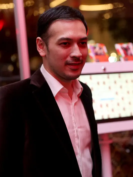 Diacara JFW 2016 tersebut Richard Kevin terlihat menawan kenakan jas berwarna hitam tampak serasi dengan Cut Tari yang terlihat kenakan dress cantik berwarna merah menyala. (Andy Masela/Bintang.com)