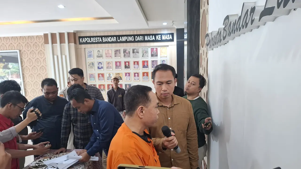 Tampang tersangka penipuan dan penggelapan modus membuat kolam renang yang bersih hingga bisa diminum di Bandar Lampung. Foto (Liputan6.com/Ardi).