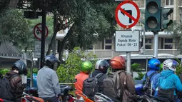 Pemprov DKI Jakarta merevisi aturan larangan sepeda motor melintas di Jalan MH Thamrim hingga Jalan Medan Merdeka Barat, Jakarta, Senin (6/4/2015). Pengendara sepeda motor diizinkan melintas mulai pukul 23.00 hingga 06.00 WIB. (Liputan6.com/Faizal Fanani)