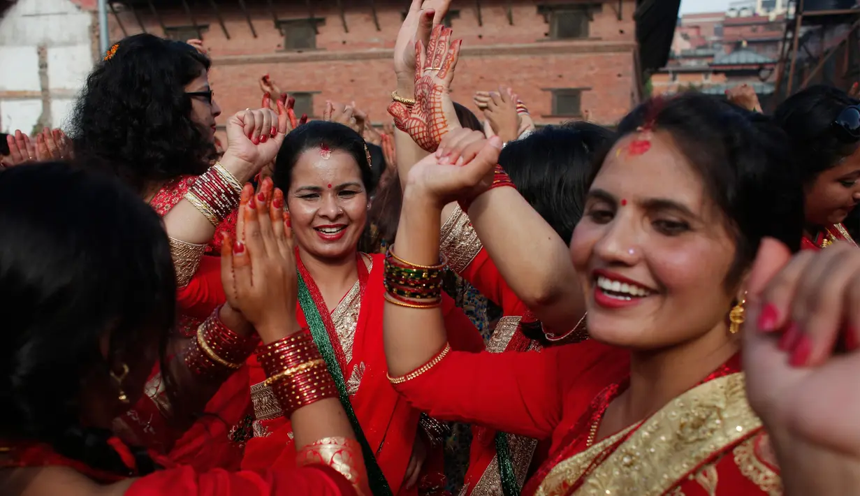 Sejumlah wanita Hindu Nepal menari saat festival Teej di Kathmandu, Nepal, Kamis (24/8). Teej diadakan pada hari ketiga Bhadra Shukla Pakshya dalam kalender Nepal sama dengan akhir Agustus atau awal September pada kalender kabisat. (Niranjan Shrestha/AP)