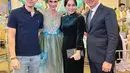 Berfoto bersama Luna Maya dan Maxime, terlihat Puput membawa clutch hitam dari YSL yang serasi dengan outfitnya.  [Instagram/@btpnd]