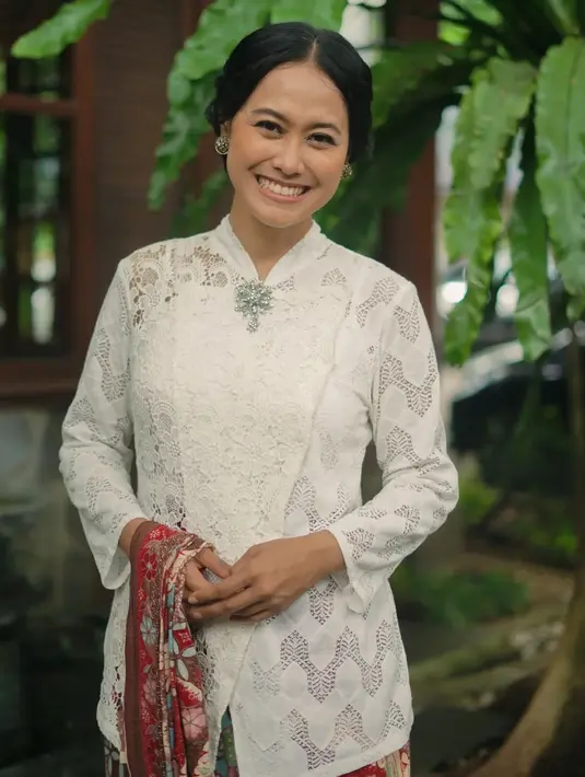 <p>Potret cantik Putri Ayudya pakai kebaya janggan ini bisa jadi inspirasi busana pengantin juga loh, Sahabat FIMELA. [Foto: Instagram/_putriayudya]</p>