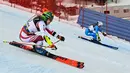 Katharina Liensberger (kiri) dari Austria dan Marta Bassino dari Itali bersaing pada putaran kedua final kategori Women's Parallel Giant Slalom dalam ajang FIS Alpine World Ski Championships. (Foto: AFP/Fabrice Coffrini)