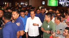 Presiden Joko Widodo usai menonton film Dilan 1990 di Senayan City, Jakarta, Minggu, (25/2). Usai menonton Dilan, Jokowi menyapa warga yang tengah berkunjung di mal tersebut. (Liputan6.com/Angga Yuniar)
