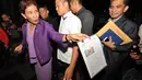 Menteri Susi Pudjiastuti menunjukan lembaran beberapa lembar cetakan berita sebuah media online, Jakarta, Rabu (3/12/2014). (Liputan6.com/Miftahul Hayat)