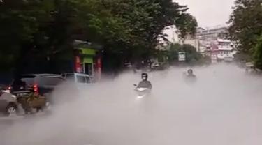 Kabut putih gas CO2 menyelimuti ruas jalan di sepanjang Jalan Gatot Subroto, Cimone, Kota Tangerang, Banten, Rabu (6/7/2022) pagi. Lalu lintas pun tersendat akibat insiden ini. (Istimewa)