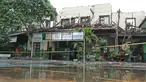 Kondisi bangunan SMPN 32 Pekojan Jakarta Barat yang roboh pada Kamis (21/12). Akibat peristiwa ini, dikabarkan tiga orang terluka. Dua di antaranya terkena serpihan reruntuhan bangunan. (Liputan6.com/Herman Zakharia)