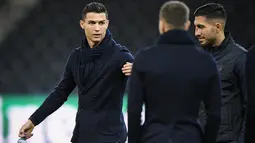 Penyerang Juventus, Cristiano Ronaldo berbincang dengan rekan-rekannya saat mengecek lapangan jelang bertanding melawan Young Boys pada lanjutan grup H Liga Champions di Stade de Suisse di Bern (11/12). (AFP Photo/Fabrice Coffrini)