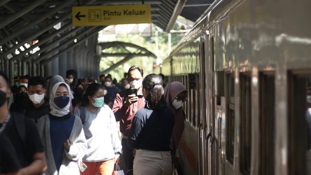 Ilustrasi stasiun, penumpang, kereta api