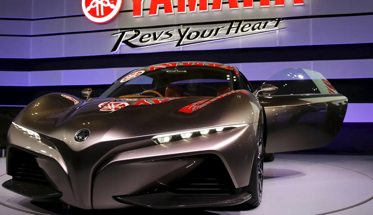 Toyota membuat salah satu mobil sedan dengan desain yang sangat sporty pada Tokyo Motor Show ke 44 di Jepang, Rabu (28/10/2015). Lebih dari 76 merk mobil ternama akan hadir di pagelaran ini. (REUTERS/Toru Hanai)