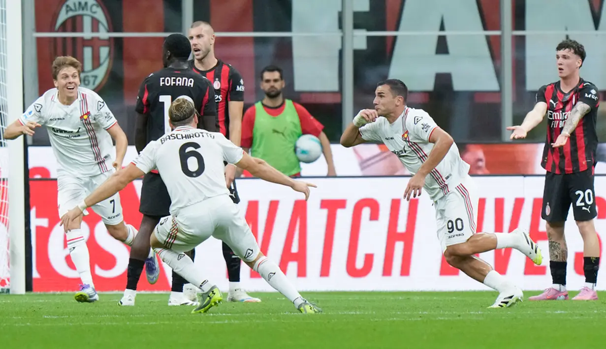 Pemain Cremonese, Federico Bonazzoli, melakukan selebrasi setelah mencetak gol ke gawang AC Milan pada laga matchday 1 Serie A 2025/2026 di San Siro, Minggu (24/08/2025) dini hari WIB. (AP Photo/Luca Bruno)