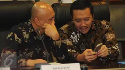 Menpora Imam Nahrawi (kanan) memperlihatkan sesuatu pada Kepala Staf Kepresidenan Teten Masduki jelang peluncuran logo baru Asian Games 2018 di Kantor KSP Jakarta, Kamis (28/7). Logo bertema The Energy of Asia. (Liputan6.com/Helmi Fithriansyah)