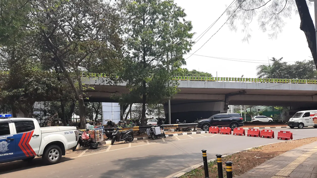 Suasana sekitar gedung dpr